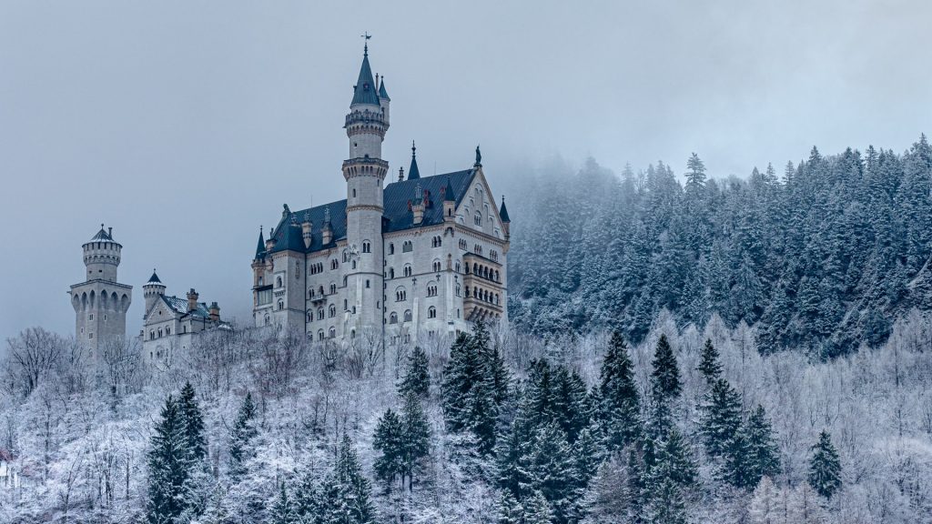 neuschwanstein castle snow
