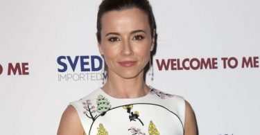 Linda Cardellini Hot And Sexy Pictures