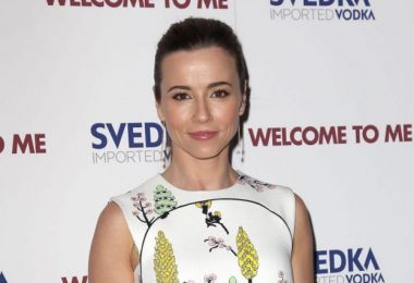 Linda Cardellini Hot And Sexy Pictures